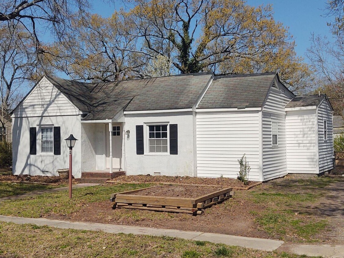 Primary Photo - Super cute Cottage