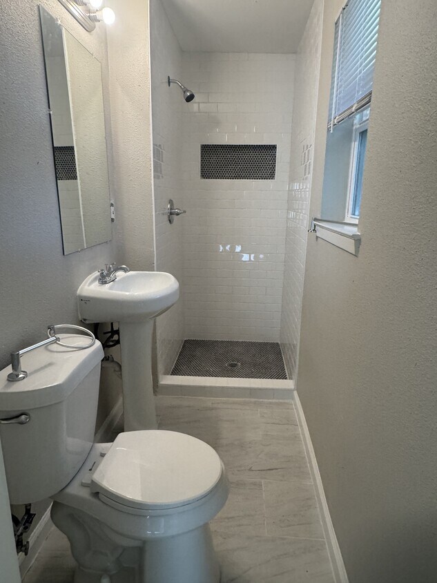 Building Photo - 111 Minnie Dr