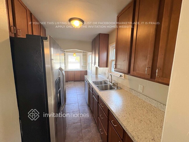 Building Photo - 1923 Arlington Ave E