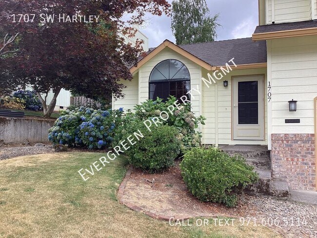 Building Photo - Renovated Home with Soaring Vaulted Ceilin...