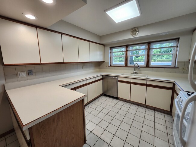 Building Photo - 6800 N Overhill Ave