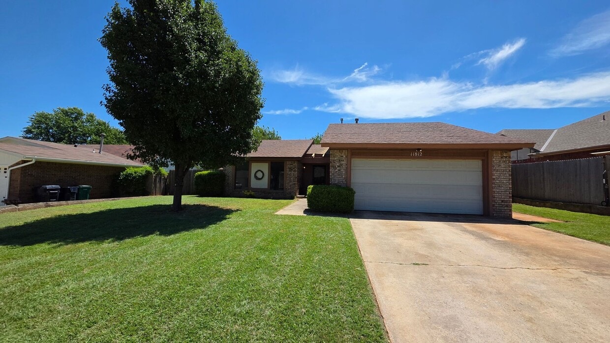 Great 3 Bedroom Home in Yukon! $1450! - Great 3 Bedroom Home in Yukon! $1450!
