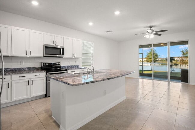 Foto del edificio - "Spacious 3-Bedroom Townhouse Oasis with 2.5 Baths in Serene Apollo Beach!"