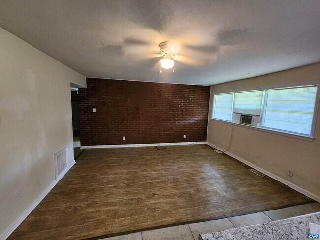 Building Photo - 130 Apple Tree Rd