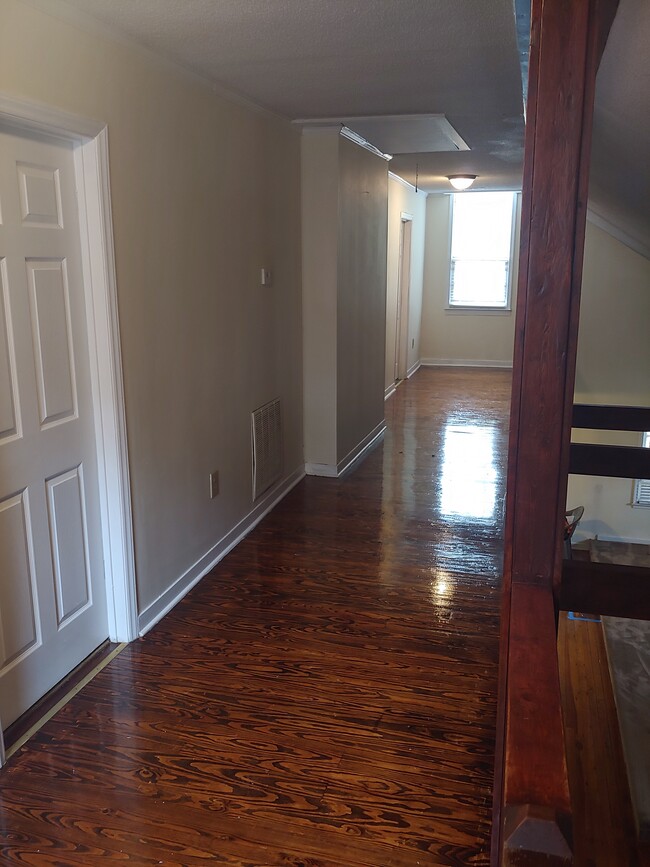 Building Photo - 852 Corona Dr