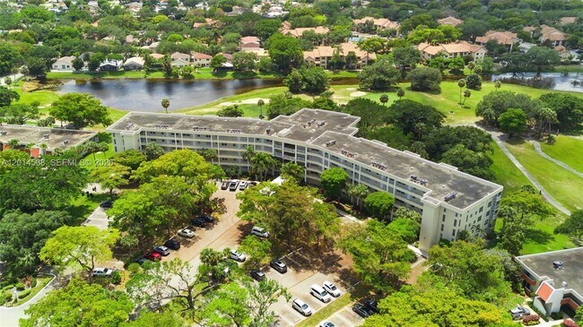 Foto del edificio - 821 Cypress Blvd