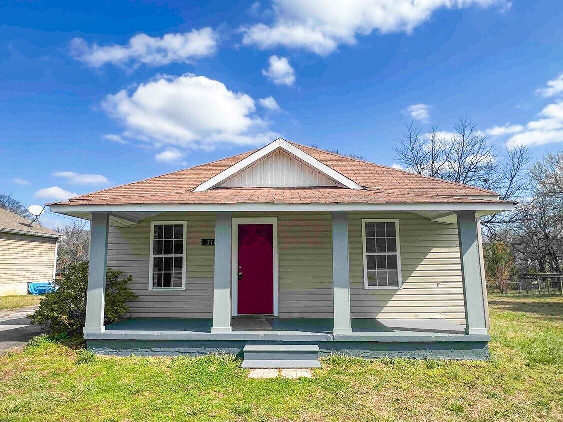 Foto principal - Historical Greer Home - Fully Renovated!