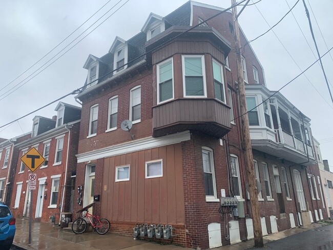 Building Photo - 1 Bedroom Apt Available Now!