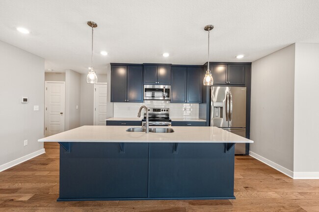 Cocina con lavavajillas, microondas y refrigerador. - 13305 W 180th St