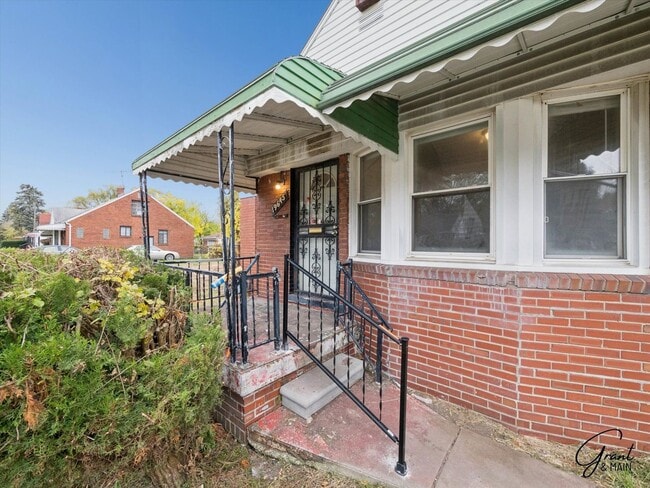 Building Photo - 3 bedroom  1.5 bath bungalow - $1200