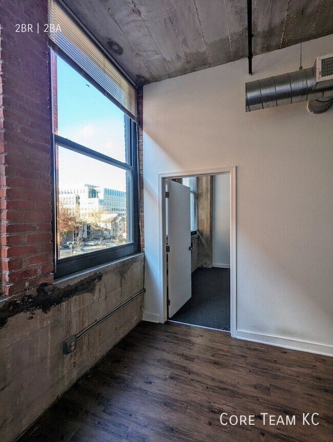 Building Photo - Two bedroom Downtown loft
