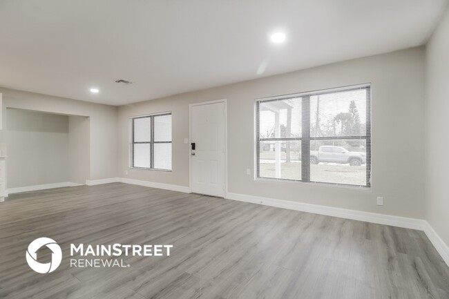 Building Photo - 6808 Ravenna Ave