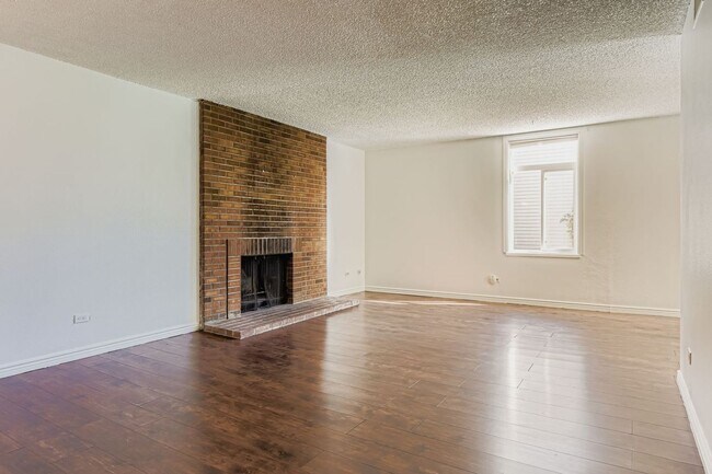 Building Photo - Beautiful & Modern 2 bedroom in Denver!