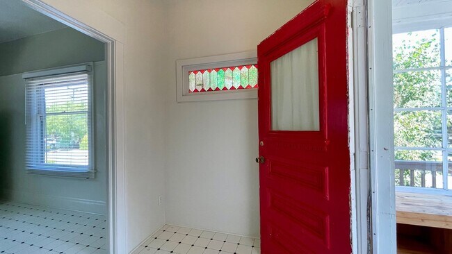 Foto del edificio - Charming Railroad District 2-Bedroom with Large Deck and 1-Car Garage
