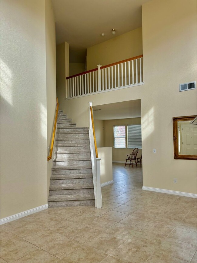 Foto del edificio - Great Neighborhood- Large 5 bed 3 bath home in San Marcos area in Pittsburg!
