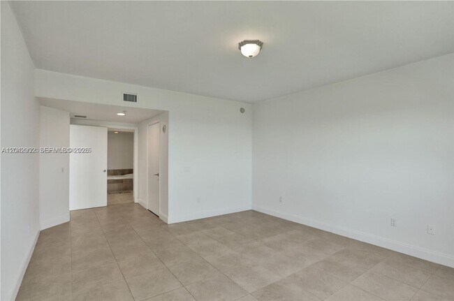 Foto del edificio - 15051 Royal Oaks Ln