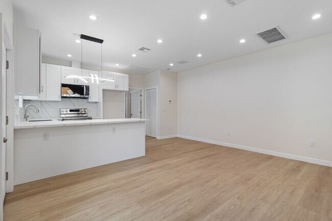 Foto del edificio - 8853 Remick Ave