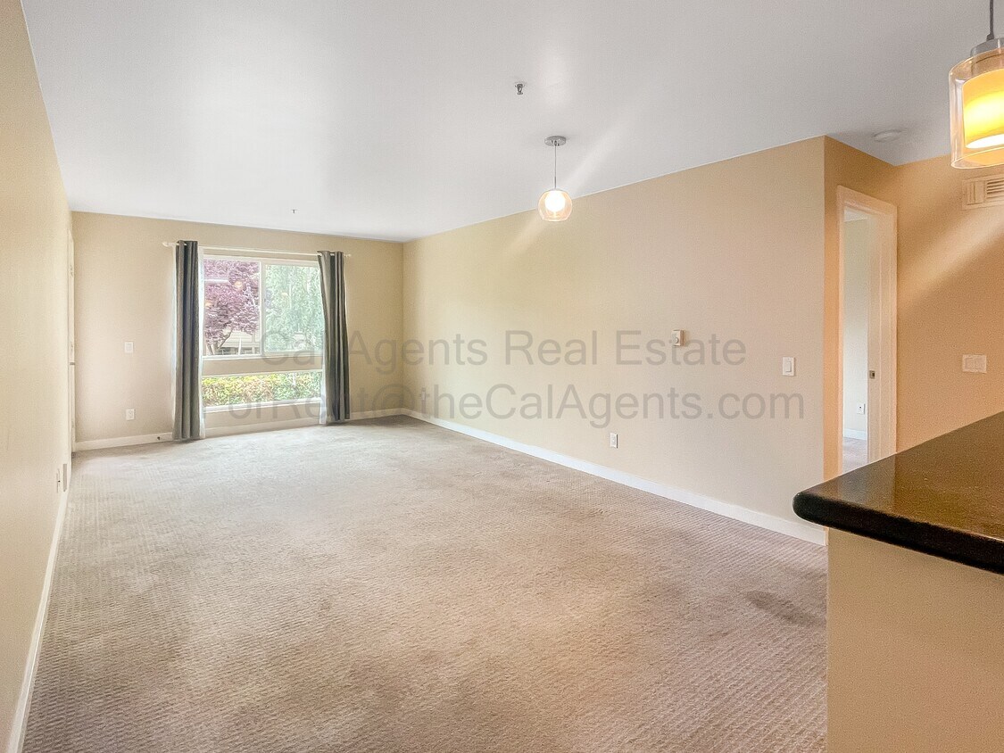 Foto principal - 6400 Christie Ave