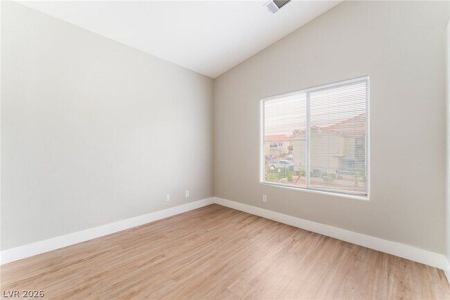 Foto del edificio - 6201 E Lake Mead Blvd