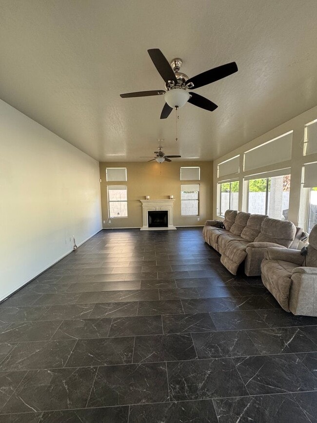 Building Photo - 5 bedroom lake community plus private pool...