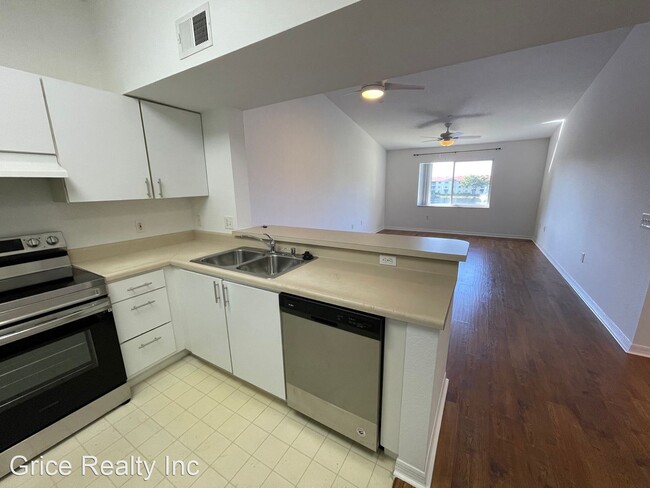 Building Photo - 2 br, 1 bath House - 8234 Key Royal Cir. #533