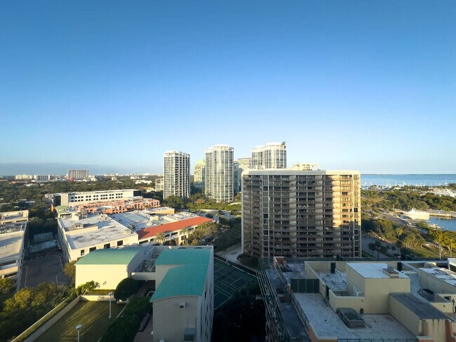 Foto del edificio - 2889 McFarlane Rd