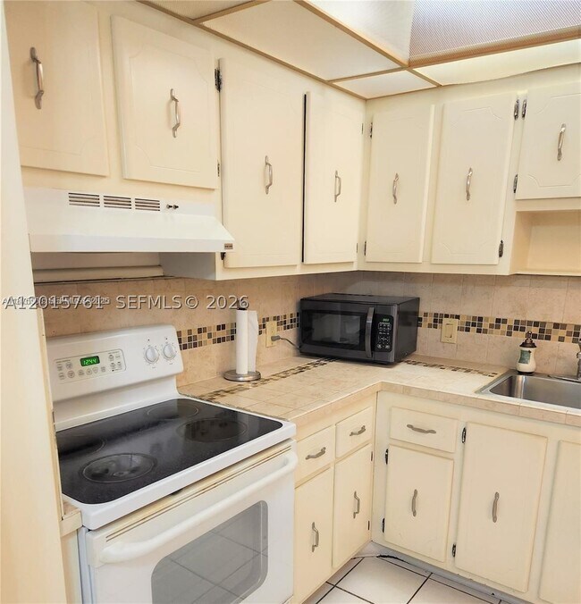 Foto del edificio - 3375 N Country Club Dr