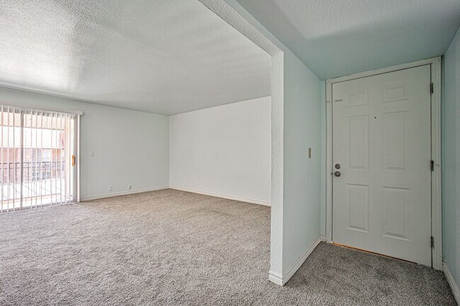 Foto del edificio - 2 bedrooms / 2 bathrooms $1,280.00