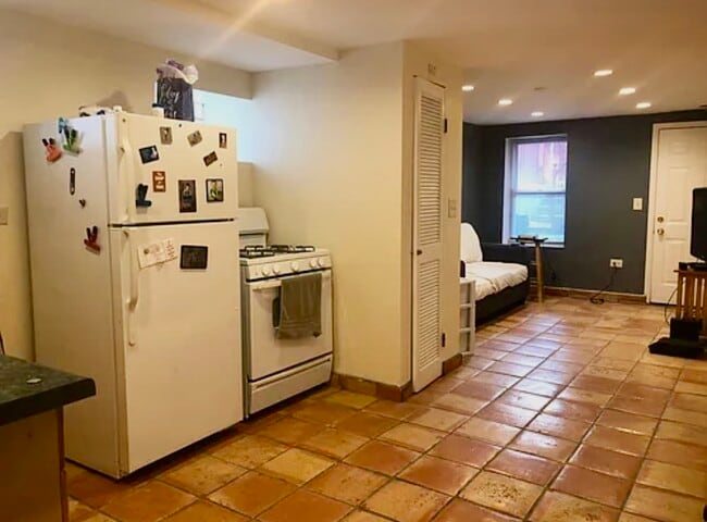 Kitchen - 1610 N Wolcott Ave