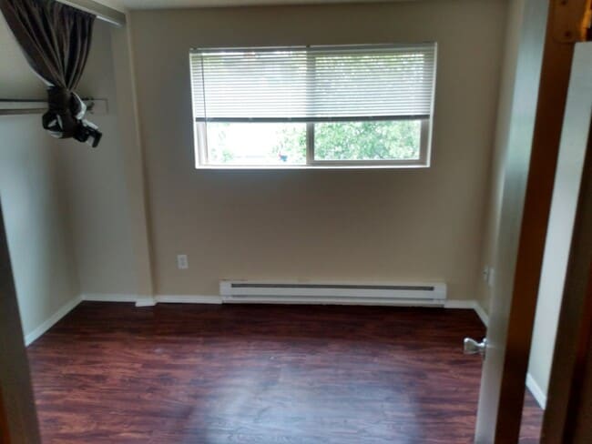 Building Photo - 2 bedroom, 1 bath upstairs apartment - Gra...