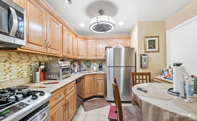 Building Photo - 390 College Dr E