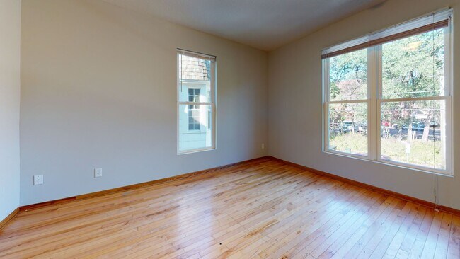 Building Photo - 516 12th Ave SE