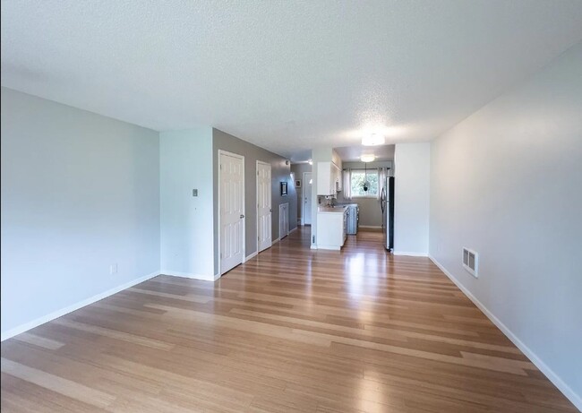 Foto del edificio - Townhome for Rent –Spacious, Modern, and B...