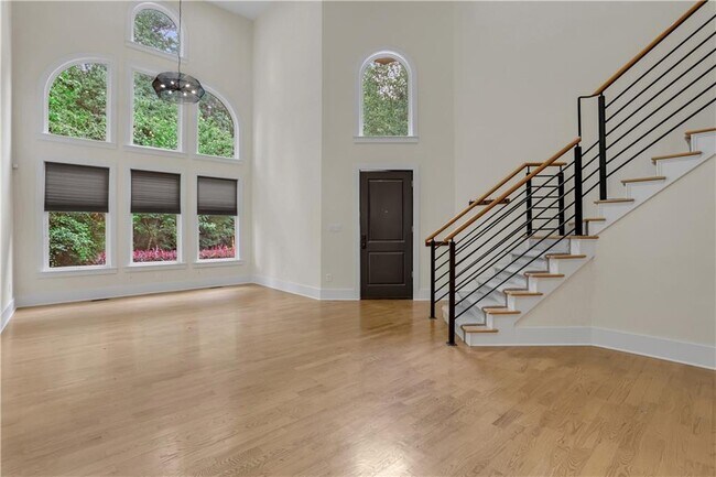Building Photo - 3228 Silver Lake Dr NE