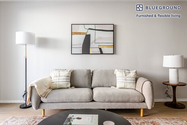 Foto del edificio - 1371 S Beverly Glen Blvd