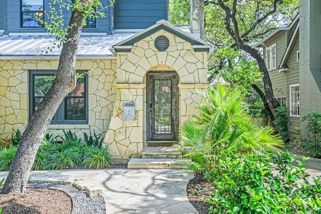 Foto del edificio - RENOVATED 5-BEDROOM HOME IN ALAMO HEIGHTS