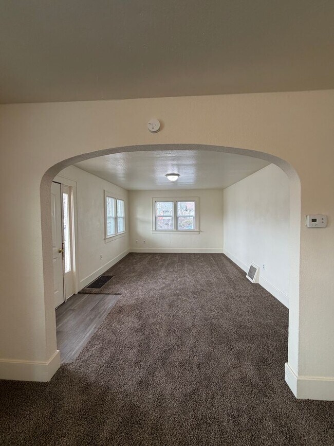 Foto del edificio - Corner location near ISU-Single Family Home with room to spread out!