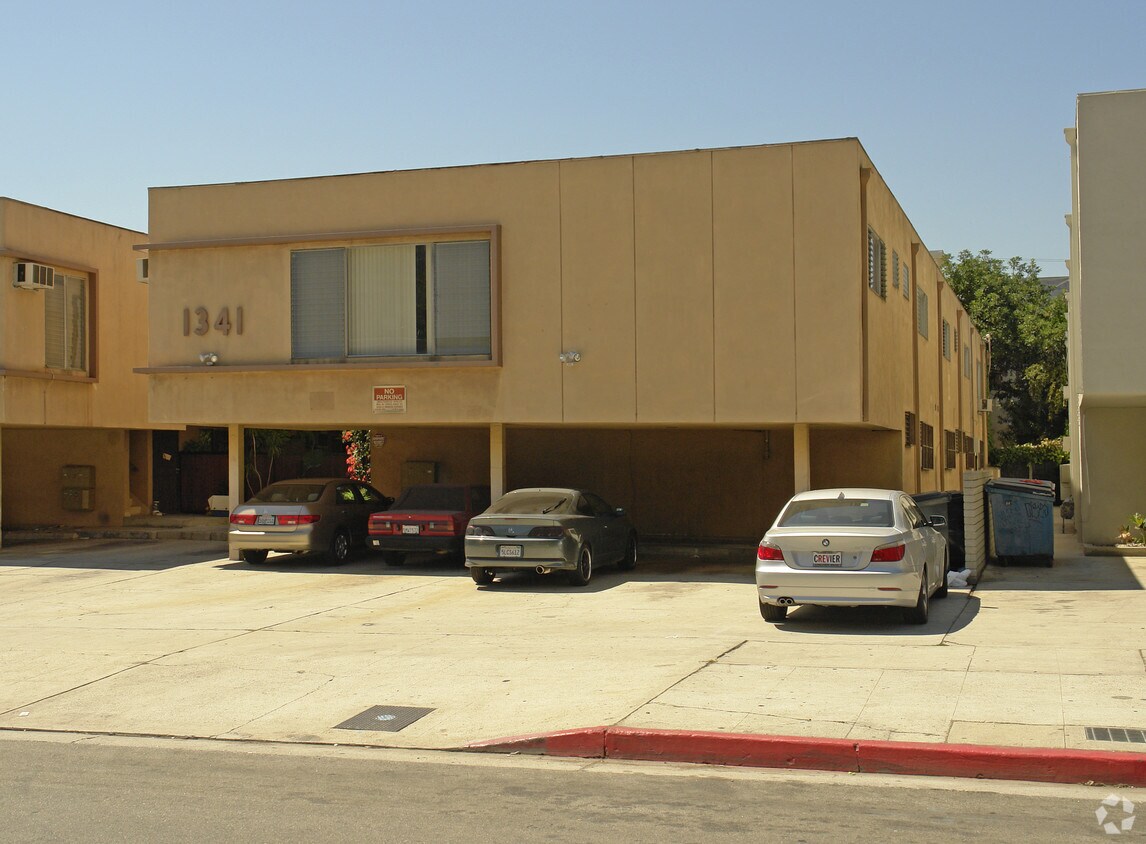 Building Photo - 1341 N Poinsettia Pl