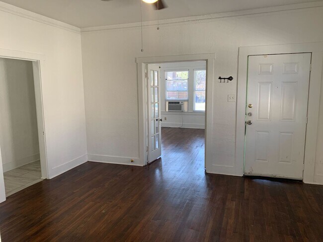 Foto del edificio - COMING SOON! 1 Bedroom 1 Bath with Origina...