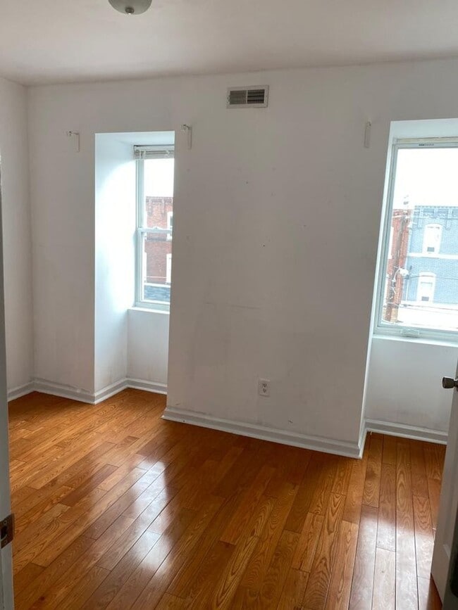 Building Photo - 674 N 34th St