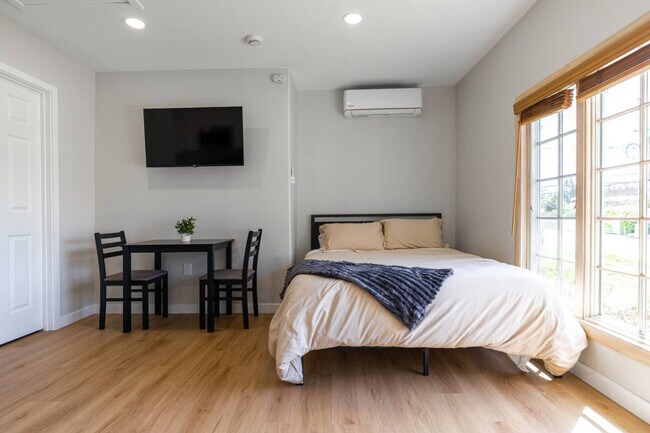 Foto del edificio - 8120 Melrose Ln