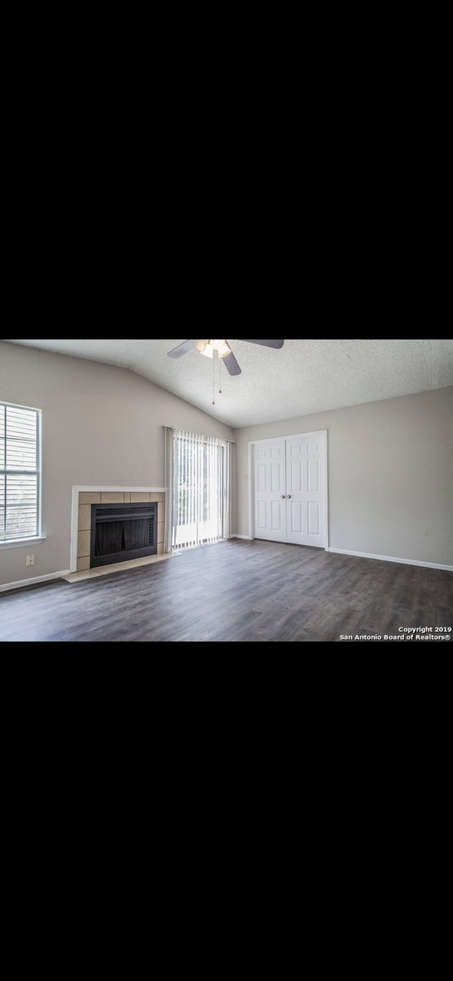 Building Photo - 4005 Sun Harbour Dr