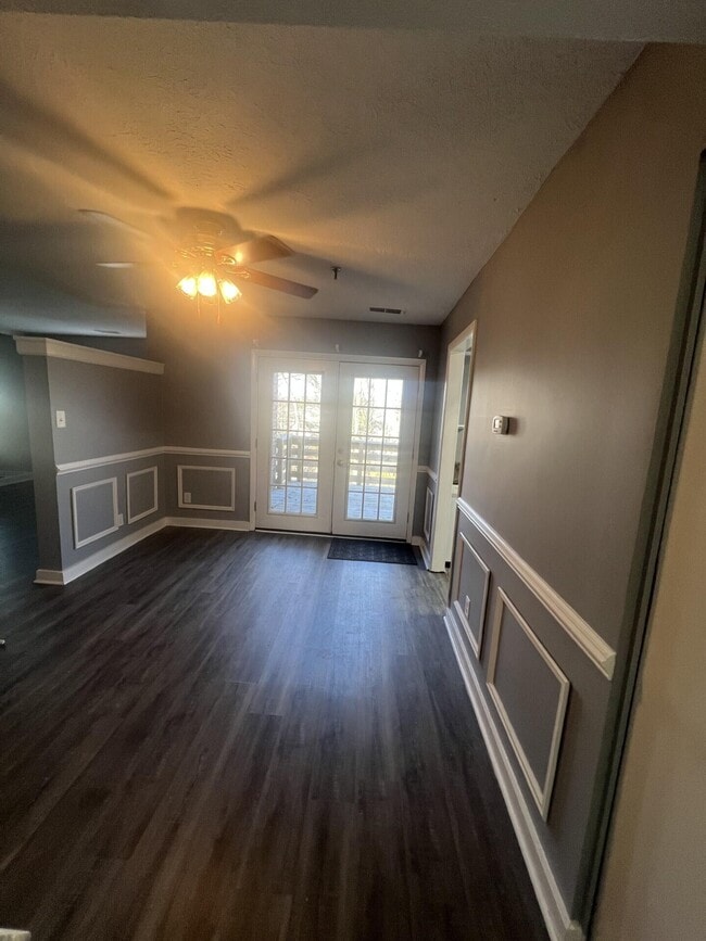 Foto del edificio - 421 Redding Rd