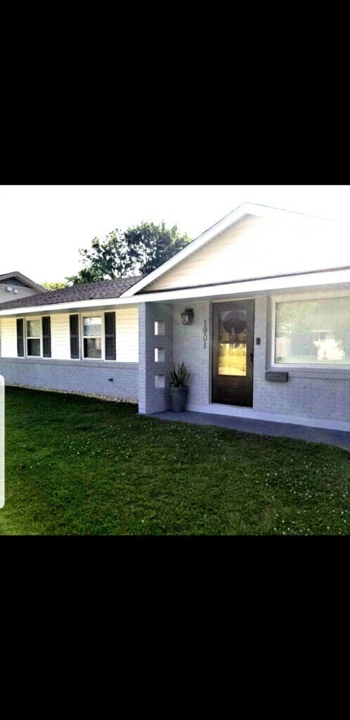 Building Photo - 1901 River Oaks Dr