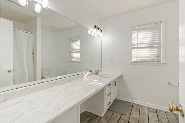 Foto del edificio - 2219 Euclid Rd NW