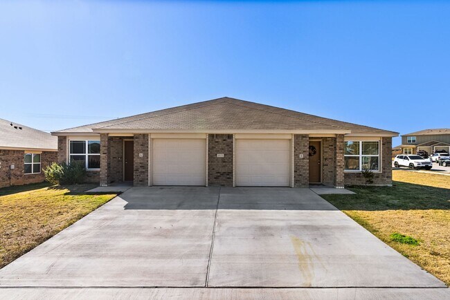 Building Photo - 1025 Cline Dr