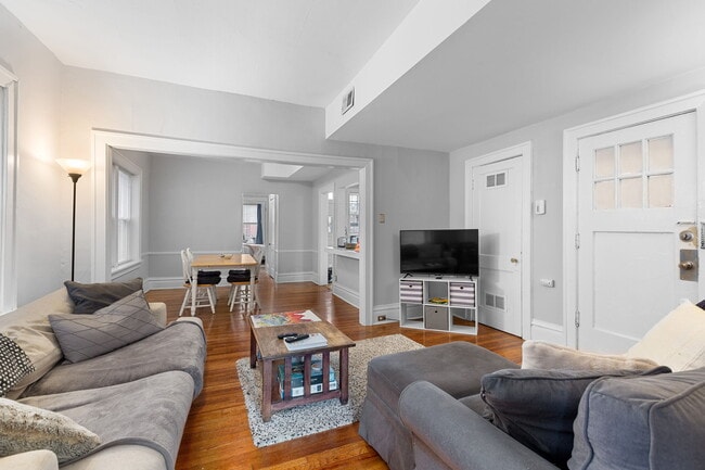 Photo - 6615 Kingsbury Blvd Apartments