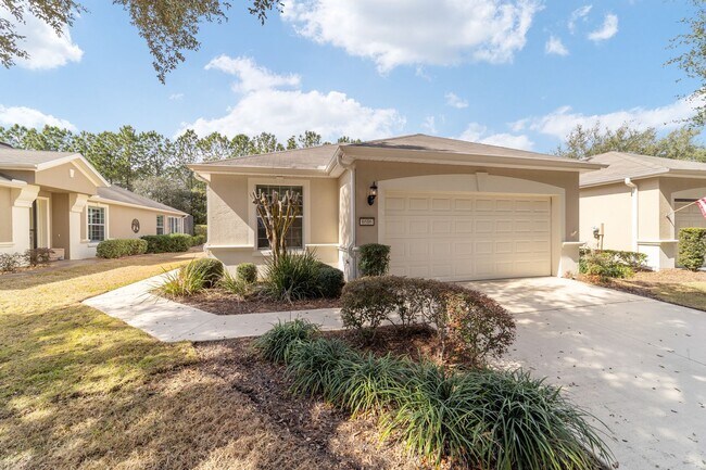 Foto del edificio - Resort-Style 55+ Living in Stone Creek – Beautiful 2-Bedroom Villa with Screened Lanai & 2-Car Ga...