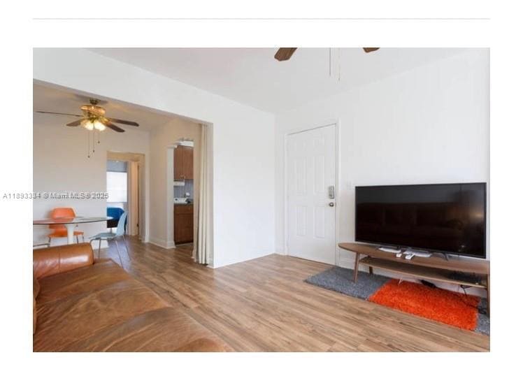 Foto principal - 7333 Byron Ave