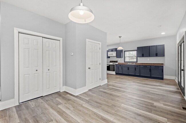Foto del edificio - Stunning 3 bedroom home in McKees Rocks av...
